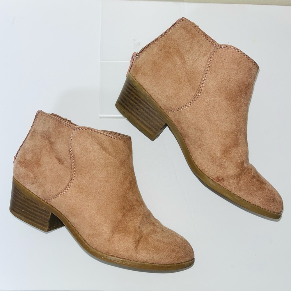Boots, Old Navy tan suede ankle boots, girls sz 2. Zipper, EUC, 1.25” heel,clean